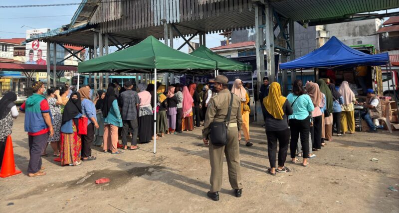 antrian warga dalam kegiatan operasi pasar sembako murah di Terminal Sui Pinyuh/Istimewa