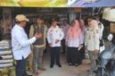 Hendri Kurniawan (topi krem) mendampingi Pj Bupati melakukan sidak pasar