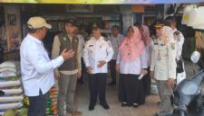 Hendri Kurniawan (topi krem) mendampingi Pj Bupati melakukan sidak pasar