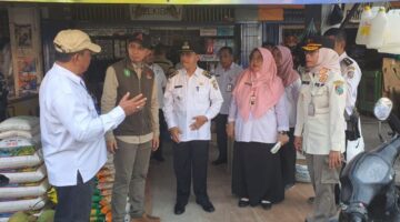 Hendri Kurniawan (topi krem) mendampingi Pj Bupati melakukan sidak pasar