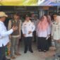 Hendri Kurniawan (topi krem) mendampingi Pj Bupati melakukan sidak pasar