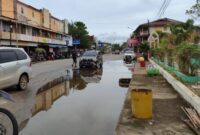 Banjir rob merendam badan jalan di depan taman water front di Kota Mempawah