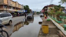 Banjir rob merendam badan jalan di depan taman water front di Kota Mempawah