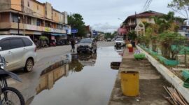 Banjir rob merendam badan jalan di depan taman water front di Kota Mempawah