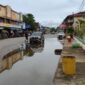 Banjir rob merendam badan jalan di depan taman water front di Kota Mempawah