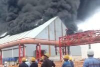 tangkapan layar dari rekaman video kebakaran di Pabrik Smelter PT BAI di Mempawah