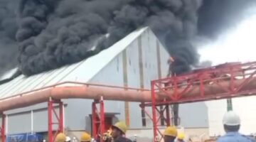 tangkapan layar dari rekaman video kebakaran di Pabrik Smelter PT BAI di Mempawah