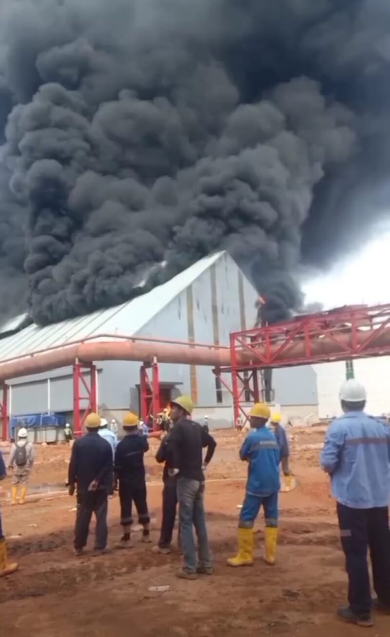 tangkapan layar dari rekaman video kebakaran di Pabrik Smelter PT BAI di Mempawah